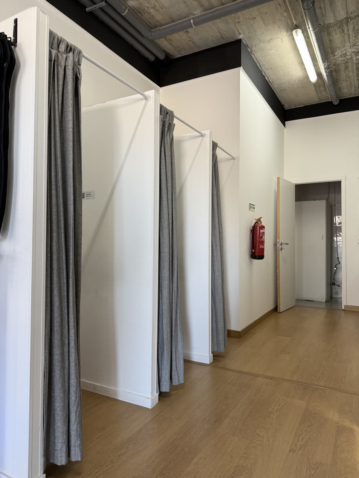 Cabines de muda individuais com cortinas no balneário do BODYFIT.