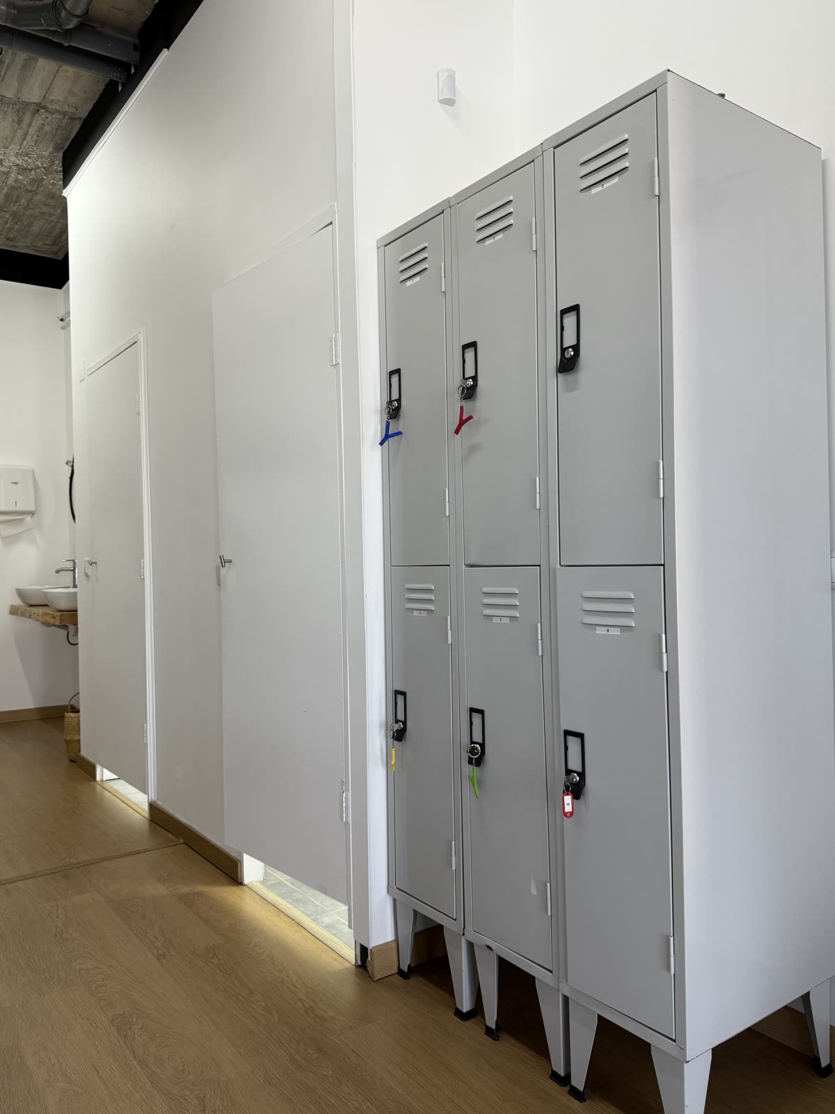 Cacifos individuais cinzentos no balneário do BODYFIT EMS Studio.