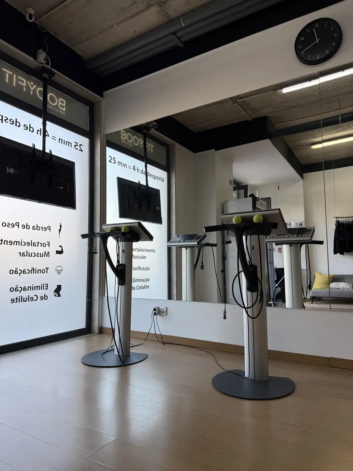 Salle d'entraînement EMS avec appareils MIHA BODYTEC